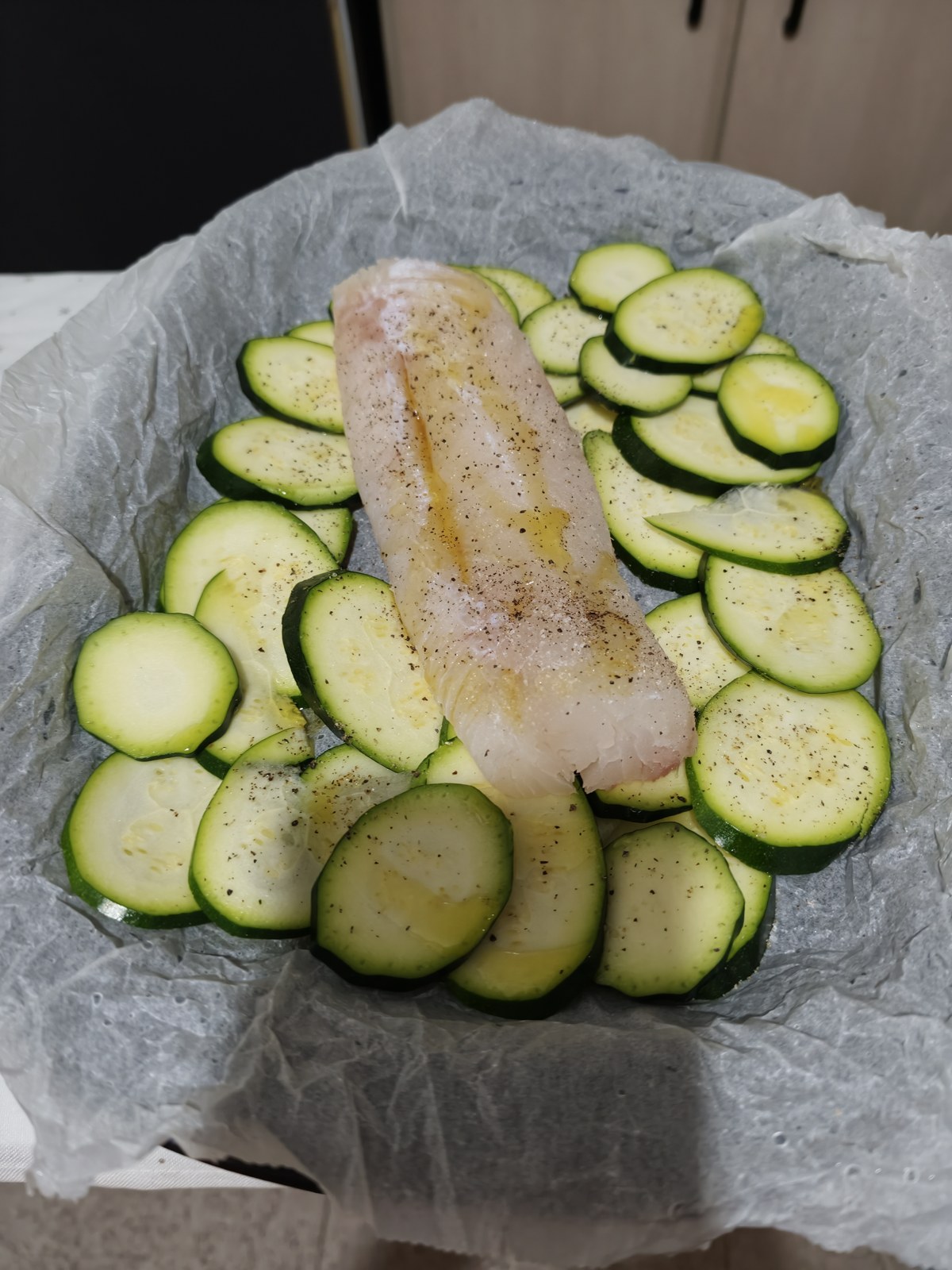 Lomo de bacalao sobre calabacín y cebolla en la bandeja Varoma