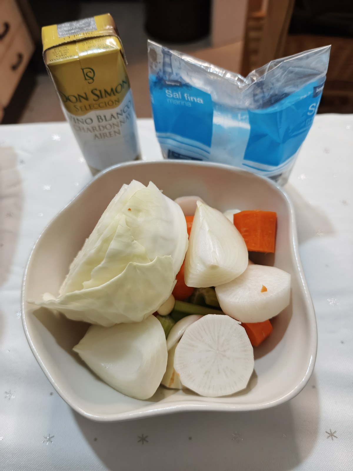 Verduras y vino blanco para el concentrado de caldo de pollo